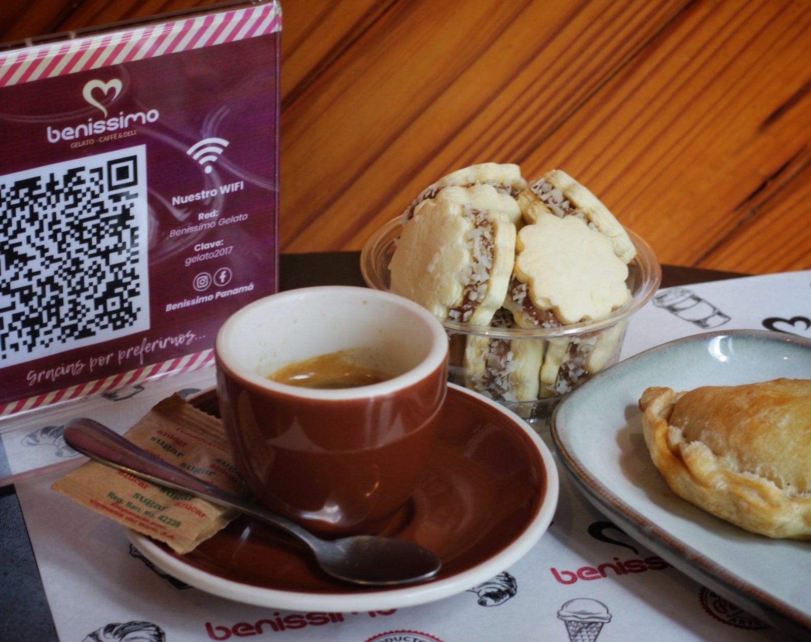 Nuestro exquisitos alfajores de Benissimo Fatto in casa acompañado de un café