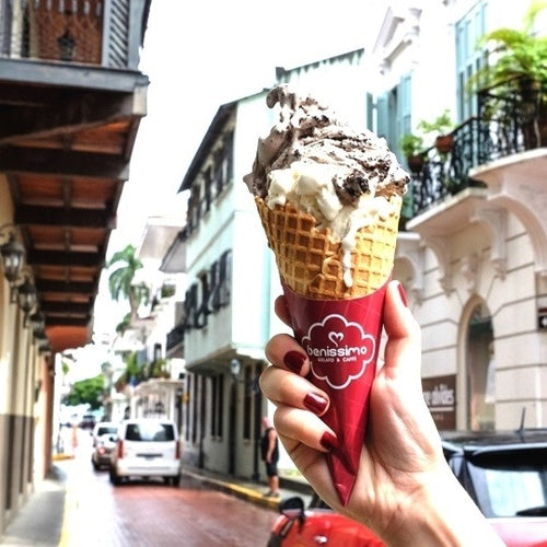 Delicioso Gelato de Oreo y al fondo las calles de Caso Antiguo, Panamá.